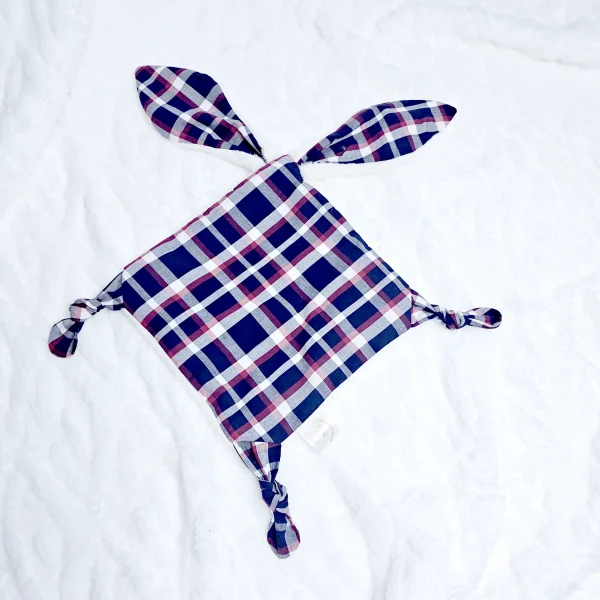 Doudou à carreaux bleu et rouge